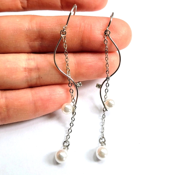 Pretty, elegant faux pearl dangle wavy silver hook earrings. Hypoallergenic - Picture 4 of 5